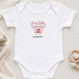 Vår lilla Valentines graviditetsannonsering T Shirt