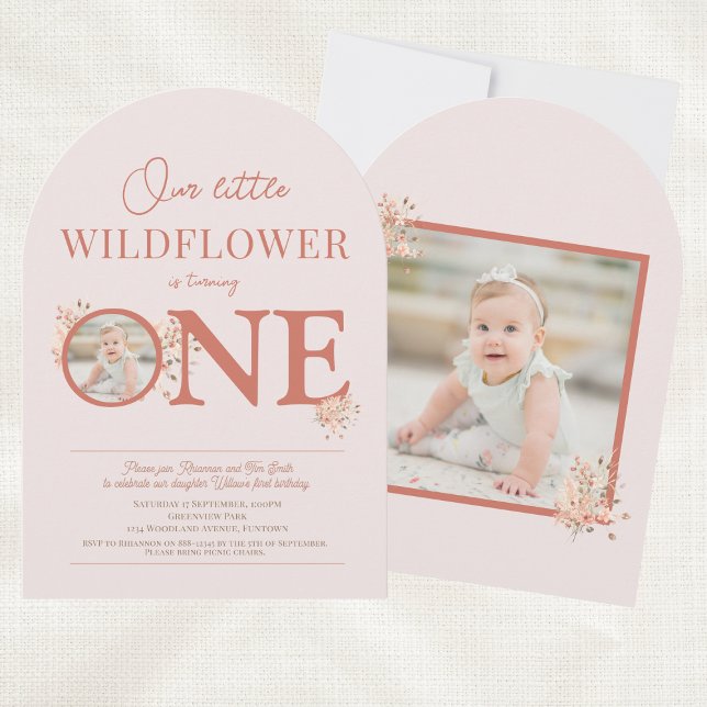 Vår lilla Wildblomma 1:a födelsedag orange Inbjudningar (Our Little Wildflower is turning ONE - 1st Birthday Invitation with photo of baby girl)
