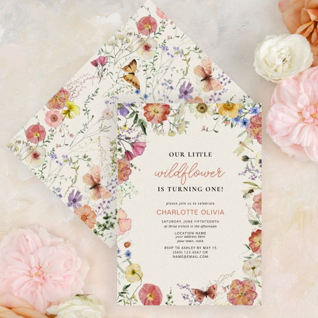 Vår lilla Wildblomma 1:a födelsedag, pressade blom Inbjudningar (Easily personalize this sweet baby's first birthday invitation with your unique details.)