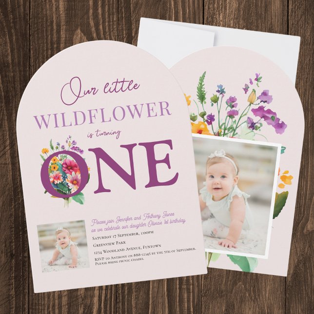 Vår lilla Wildblomma 1:a födelsedagans ljusa blomm Inbjudningar (Our Little Wildflower is turning ONE floral purple 1st birthday invitation with custom baby photo)