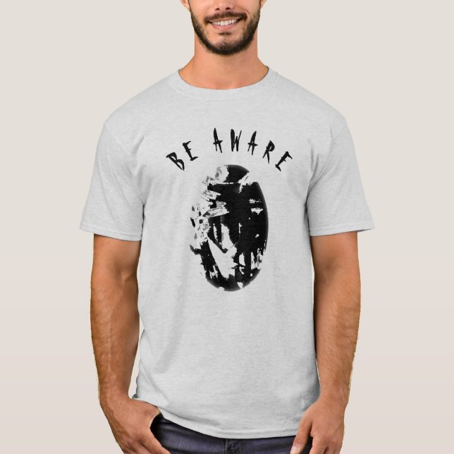 "Var Medveten", svart, humoristisk, inspirerande l T Shirt (Framsida)