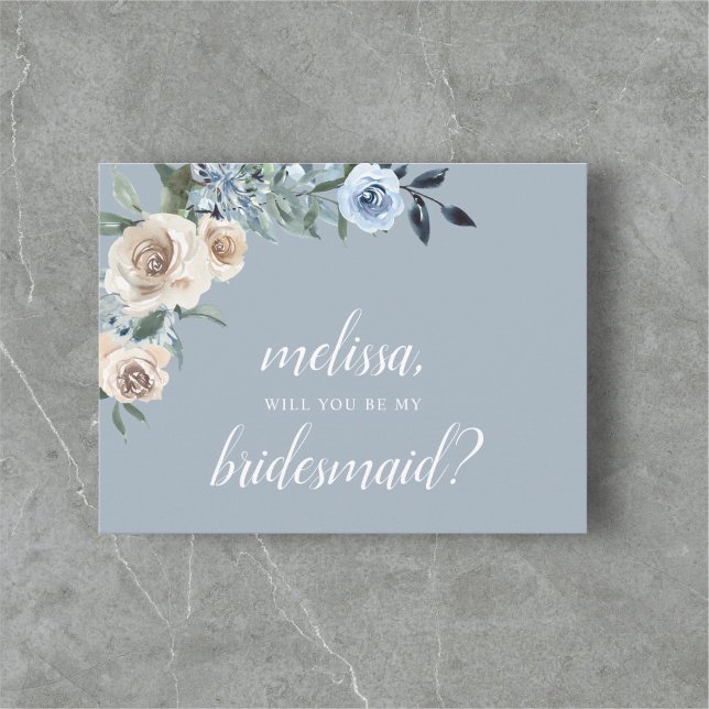 Var min Bridesmaid Dusty Blue Beige Flowers Boho I Inbjudan Vykort (Skapare uppladdad)