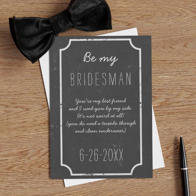 Var min Bridesman-begäran Chalkboard Bröllop Flat Inbjudningar (A rustic chalkboard vibe with space for your Bridesman's name, your proposal message & wedding date)
