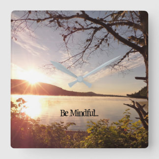 var mindful yogarum tar tid på fyrkantig klocka