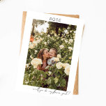 Var mitt foto Frieri Calligraphy V Inbjudningar<br><div class="desc">Be din vän eller familjemedlem att vara med i brudens sida med ett minnesvärt och tänkvärt fotokort med ditt Be My Flower Girl Photo Frieri Calligraphy-inbjudan. Lodräts orientering.</div>