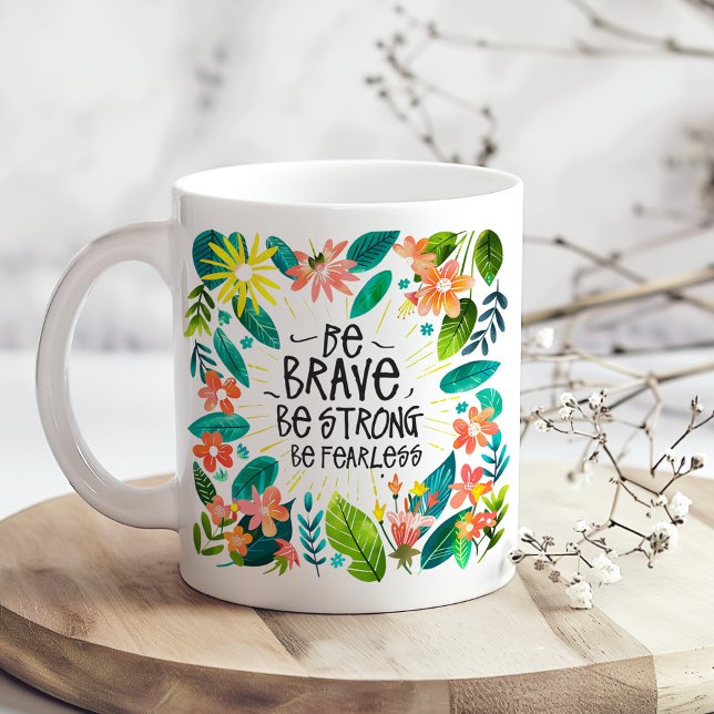 "Var Modig, var stark" Färgblommor och Löv Kaffemugg ("Be Brave Be Strong" Colorful Flowers and Leaves Coffee Mug on a boho kitchen table with dry flowers)
