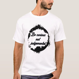 Var nyfiken och inte dömande t shirt