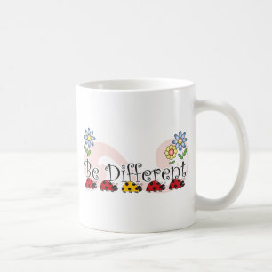 Var olika nyckelpigor med blommamuggen kaffemugg