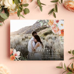 Vår Peach Blommigt Bröllop spara datum Photo Meddelande Vykort<br><div class="desc">En perfekt för bröllop spara datum-annonskort för elegant för vår bröllop tema. Den har en invecklad blommigt av vattenfärg och botaniska arrangemang i persikofärgat, vitt och rosa färg. Det har också två monogram längst bak och en webbplats i bröllop som du kan anpassa dig till. ( Placement Photo från Priscilla...</div>