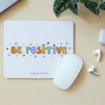 Var positiv Motiv retro-typografi Namn Musmatta<br><div class="desc">Var positiv Motivational Script Typography Namn Mus mattor har texten "Be Positive" i en modern skripttypografi som accentueras med återblommor,  hjärtan och stjärnor och personlig med ditt eget namn på basen. Perfektens gåva till jul,  födelsedag,  college,  bästa vänner med mera. Designad av ©Evco Studio www.zazzle.com/store/evcostudio</div>
