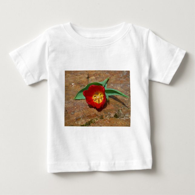 Vår Red Tulip Tee Shirt (Framsida)
