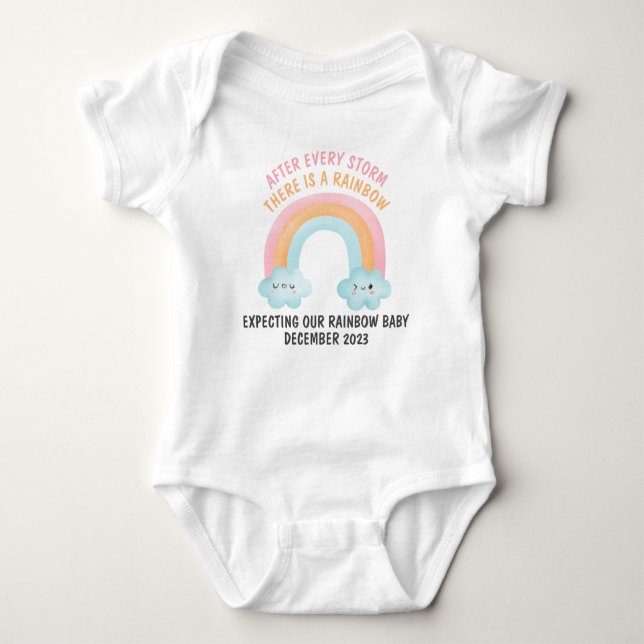 Vår regnbåge Baby förväntar sig T Shirt (Framsida)