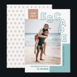Vår Resa Flykt | Strand Modern Foto Jul Julkort<br><div class="desc">Kunde du äntligen resa? Dela med dig av ditt äventyr med detta stilrena fotohögtidskort! Det har en modern textöverlagring med konturer, som lyder "ESCAPE", tillsammans med textmallar för anpassning! En färgpalett bestående av teal, ljusrökigt teal och ljus terrakotta ger dessa julkort en strandliknande look, perfekt för tropiska resor (eller vilken...</div>