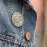 Var resande och inte en turisttypografi för Karta Knapp<br><div class="desc">Vår avkänningsknapp för citattecken "Var en resande,  inte en turist" i vit monolinblock och manustypografi,  med två pilillustrationer och överlagd på en sepiatonfärgad vintage 1708 från New York Public Bibliotek digitala arkiv.</div>