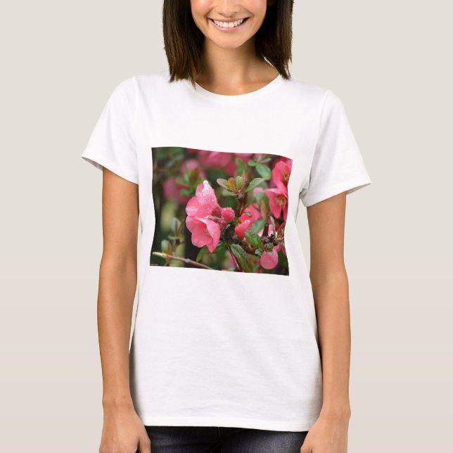Vår Rosa Blommande Kvitten T-shirt (Framsida)