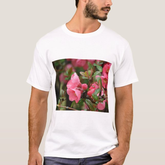 Vår Rosa Blommar Quince Tee Shirt (Framsida)