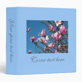 vår rosa magnolia-blommor i blå himmel