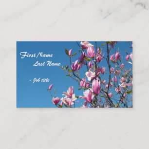 Vår rosa magnolia-blommor i blå himmel visitkort