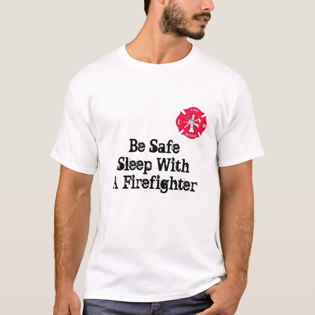 Var säker sömn med en brandman tee shirt (Framsida)