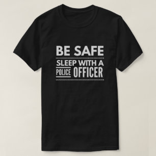 Var säker, sömn med en polis tee shirt