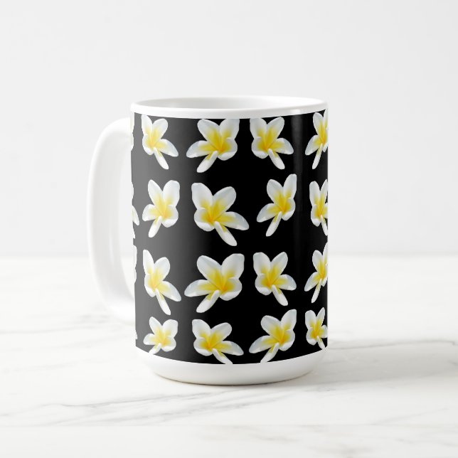 Vår Serenad: Gult Frangipanis On Black. Kaffemugg (Framsida vänster)