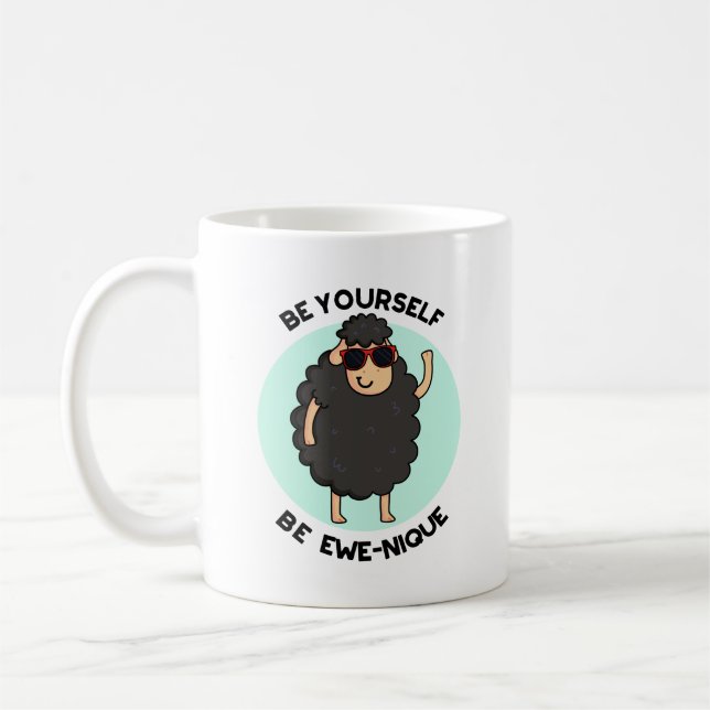 Var själv Ewenique Funny Sheep Pun Kaffemugg (Vänster)