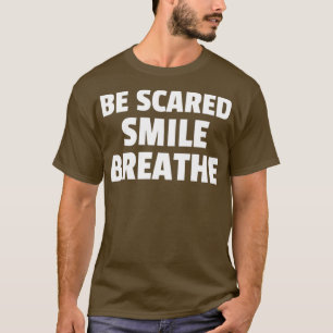 Var skrämt och le andas t shirt