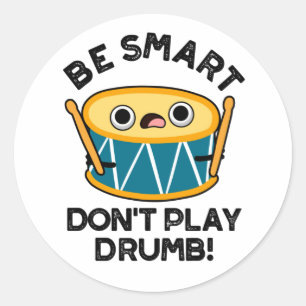 Var smart och spela inte Drumb Funny Drum Pun Runt Klistermärke