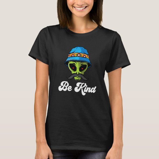 Var Snäll Alien Utomjordisk Med Mustasch   T Shirt (Framsida)