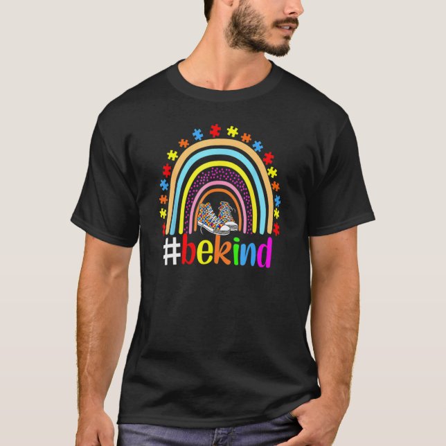 Var snäll Autism Medvetenhet Rainbow Pussel Skor A T Shirt (Framsida)