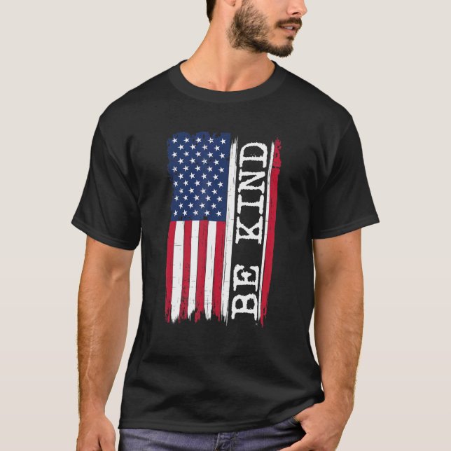 Var snäll mot amerikansk Flagga mot bullning Dag K T Shirt (Framsida)
