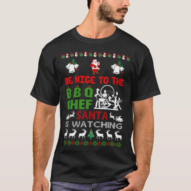 Var snäll mot BBQ Chef Santa tittar på. T Shirt (Framsida)