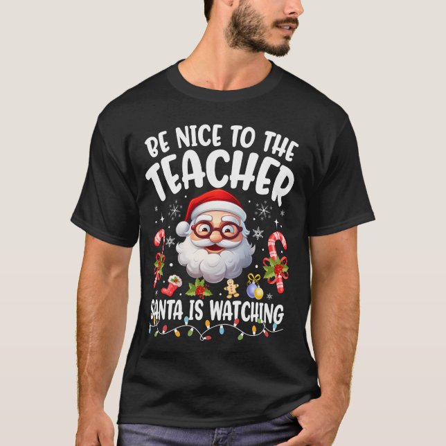 Var snäll mot läraren som tomten tittar på Julafto T Shirt (Framsida)