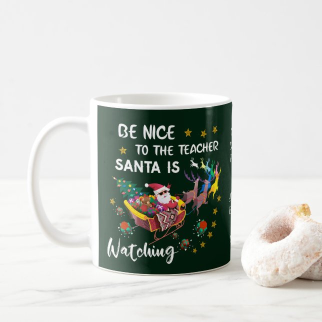 Var snäll mot läraren, tomten som tittar på person kaffemugg (Med munk)