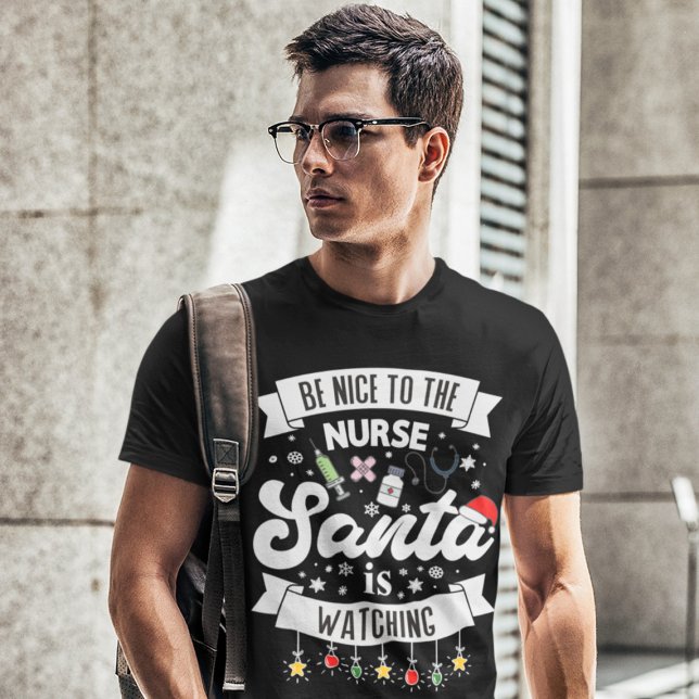 Var snäll mot sjuksköterskan Santa tittar på julen T Shirt (Skapare uppladdad)