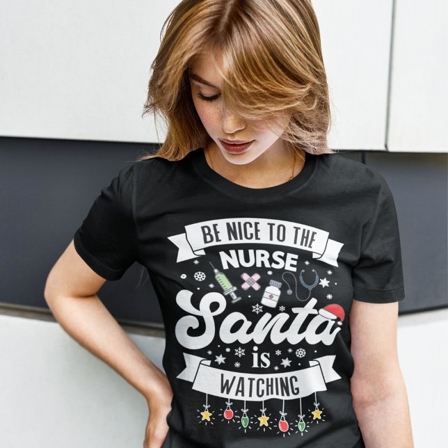 Var snäll mot sjuksköterskan Santa tittar på julen T Shirt (Skapare uppladdad)