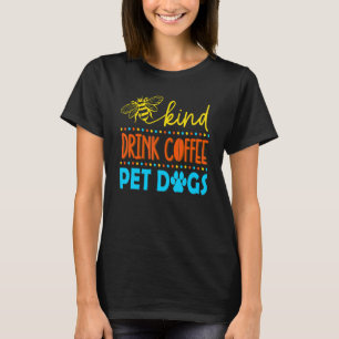Var snäll och drick kaffe Pet Hundar Rädda djuren T Shirt