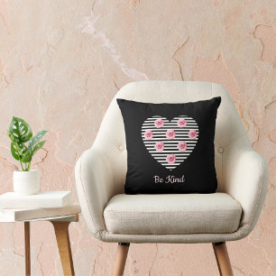 Var snäll och Heart Romantic Rosa ros på Black Ran Kudde