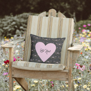 Var snäll och Rosa Heart på Små Ro och Svarta Rand Kudde