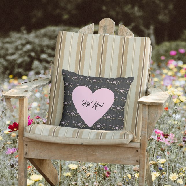 Var snäll och Rosa Heart på Små Ro och Svarta Rand Kudde (Skapare uppladdad)