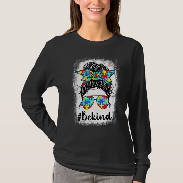 Var snäll och uppmärksamma autismen Messy Bun Mamm T Shirt (Framsida)