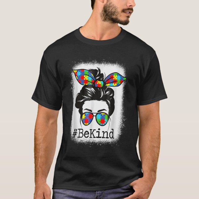 Var snäll och uppmärksamma autismen Messy Bun Mamm T Shirt (Framsida)