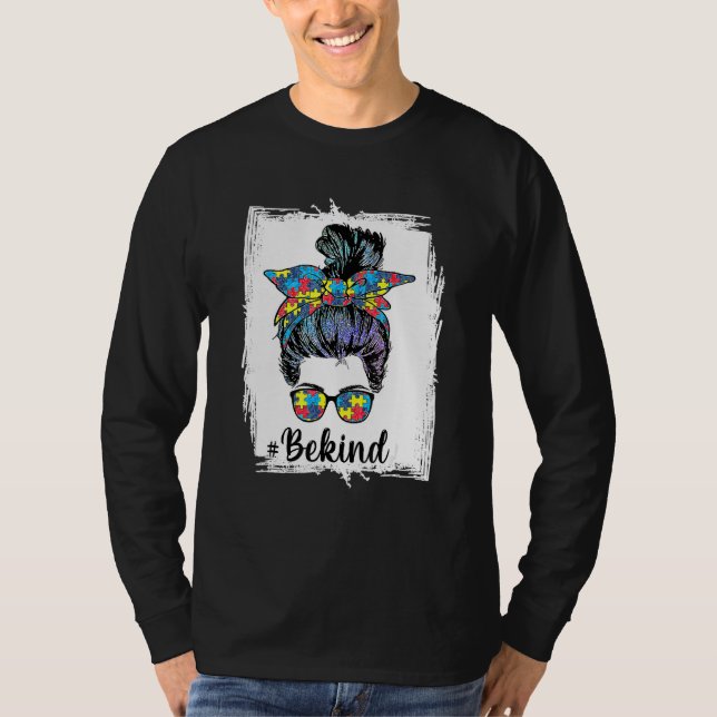 Var snäll och uppmärksamma autismen Messy Bun Mamm T Shirt (Framsida)
