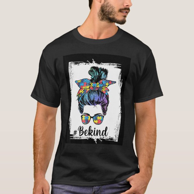 Var snäll och uppmärksamma autismen Messy Bun Mamm T Shirt (Framsida)
