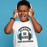 Var snäll och var snäll och jag har Misophonia Kid T Shirt<br><div class="desc">Öka medvetenheten hos människor som är känsliga för buller och vissa ljud. Många personer med autism eller Aspergers syndrom har misophoni,  så var så tyst och snäll när du kan. En coola hörlurar formar runt citatet på den här barnens t-shirt.</div>