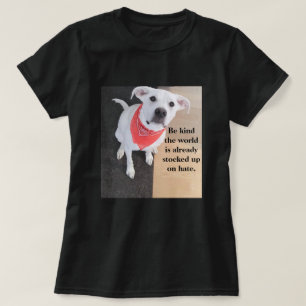 Var snäll Svettvit valpen Hund med Orange Scarf T Shirt
