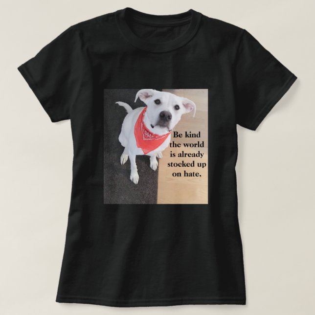 Var snäll Svettvit valpen Hund med Orange Scarf T Shirt (Design framsida)