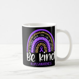 Var snälla och vi Bära Lila Lupus Awareness Month Kaffemugg