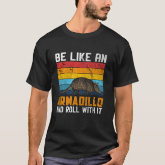 Var som en Armadillo och Roll med Armadi. T Shirt