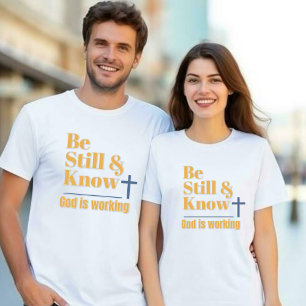 Var Still Och Vet Att Gud Arbetar Unisex T Shirt